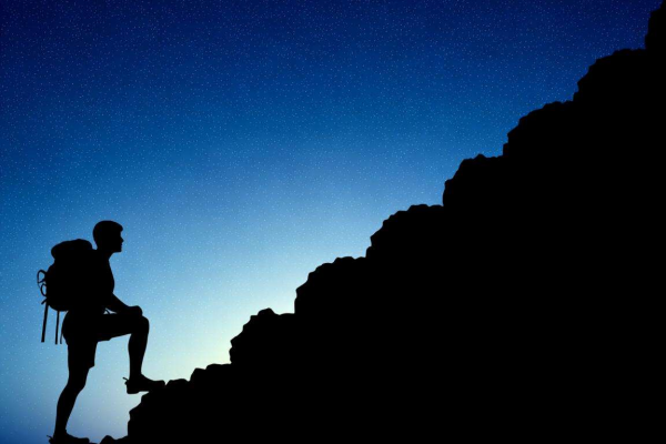 梦见爬山登顶，事业步步高升，即将迎来人生巅峰