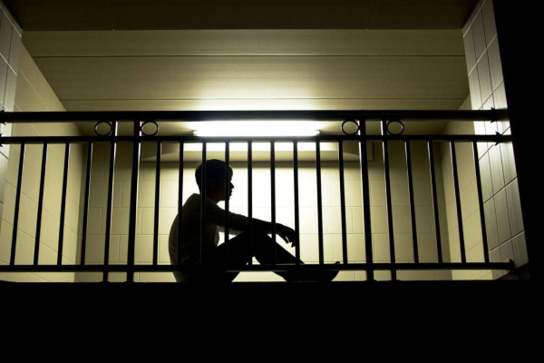 梦见坐牢是什么预兆？深度解析梦境背后隐藏的神秘寓意