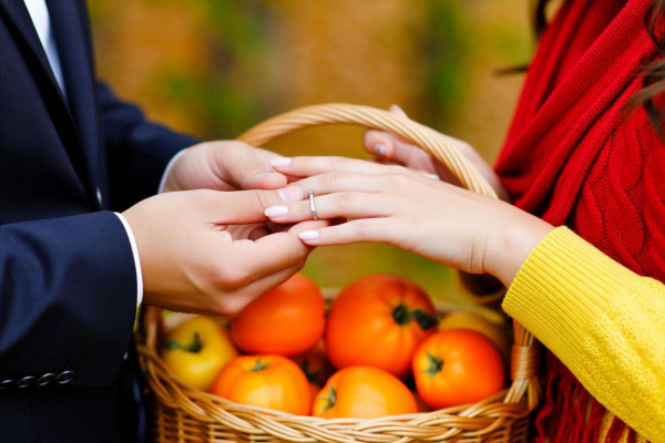 2026年订婚吉日指南：秋季订婚的丰收好时机