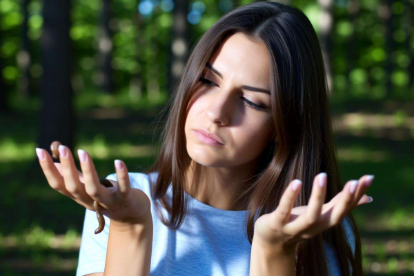 女人梦见蛆是什么预兆？梦境背后隐藏的神秘寓意大揭秘