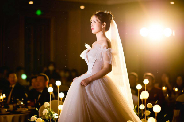 梦见穿婚纱，未婚者喜事将近，已婚者生活美满