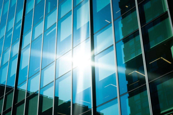 反光煞：对面玻璃幕墙反光，家中阳气受损，这样解决