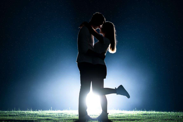 梦见拥抱,无论是亲人还是爱人,都预示近期有贵人相助