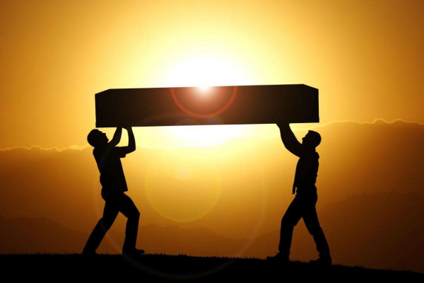 梦见自己抬棺材是什么意思？深度解析梦境背后的寓意