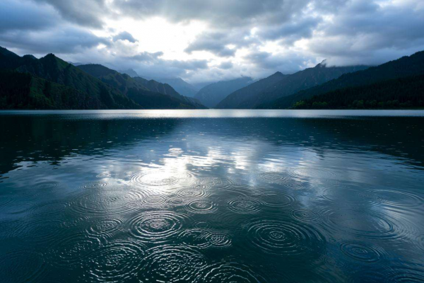 梦见下雨是什么征兆：梦境背后隐藏的神秘预示与解读